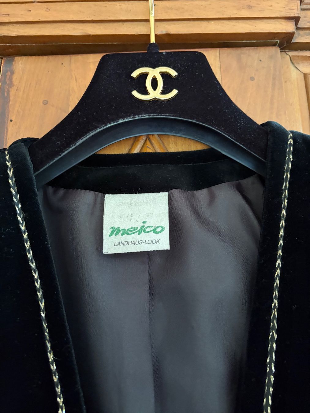 Giacche: VINTAGE Original-Samtjacke mit gestickter Kette  Größe M – Nuovo (secondo la descrizione) da Interlaken venduto da Bona55 5