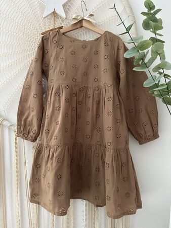 Skandinavisches Mädchen Kleid mit Lochstickerei, Gr. 122