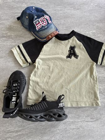Jungen Set T-Shirt Cap und Schuhe