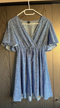 Robe courte motif floral bleu