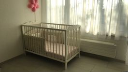Babybett mit Seitenschutz/Nestchen inkl. Matratze und Bezug