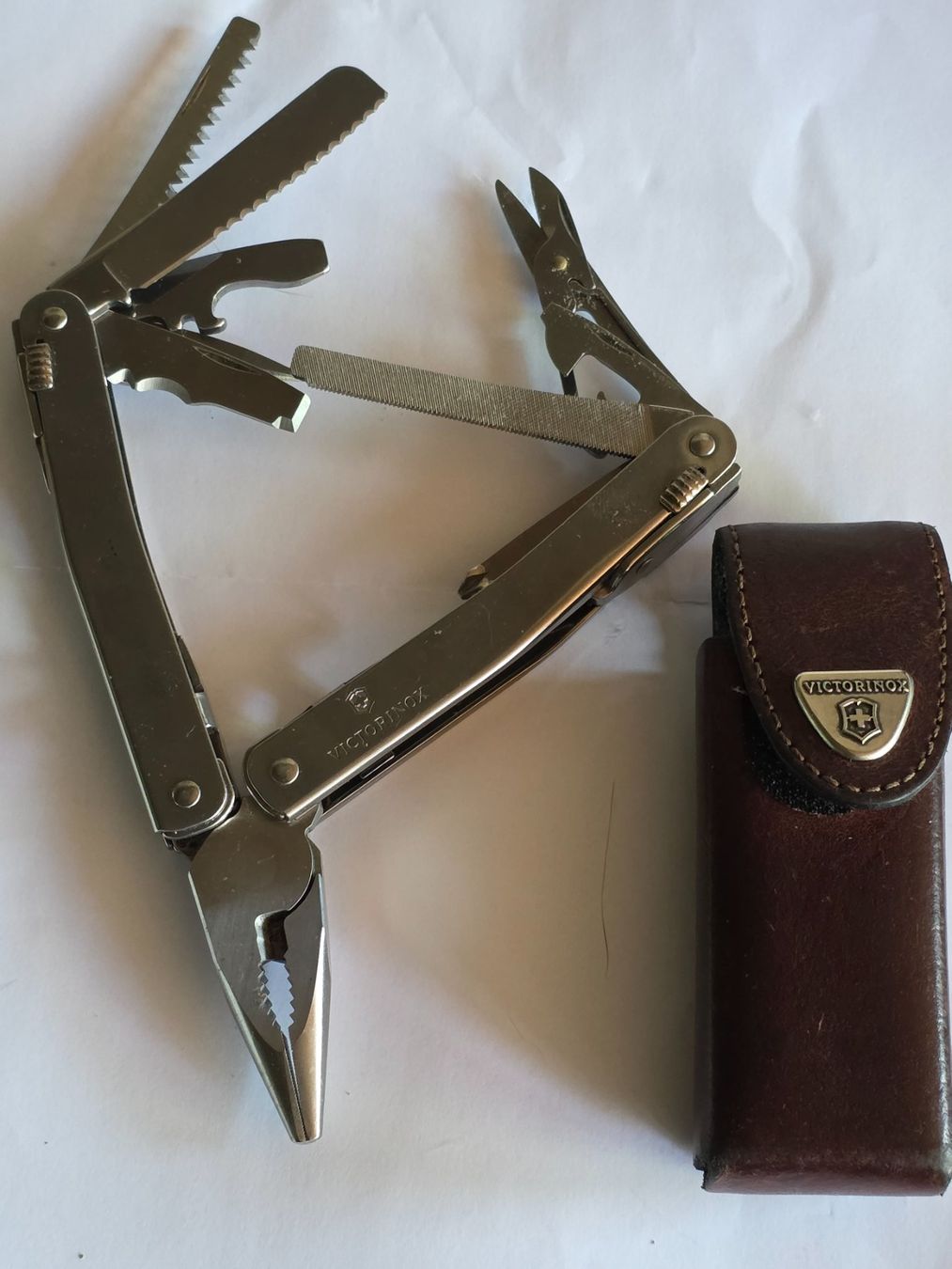 Victorinox Taschenmesser: Victorinox Multitool SwissTool mit Leder-Etui, Top! – Gebraucht aus Nyon von freetoys08
