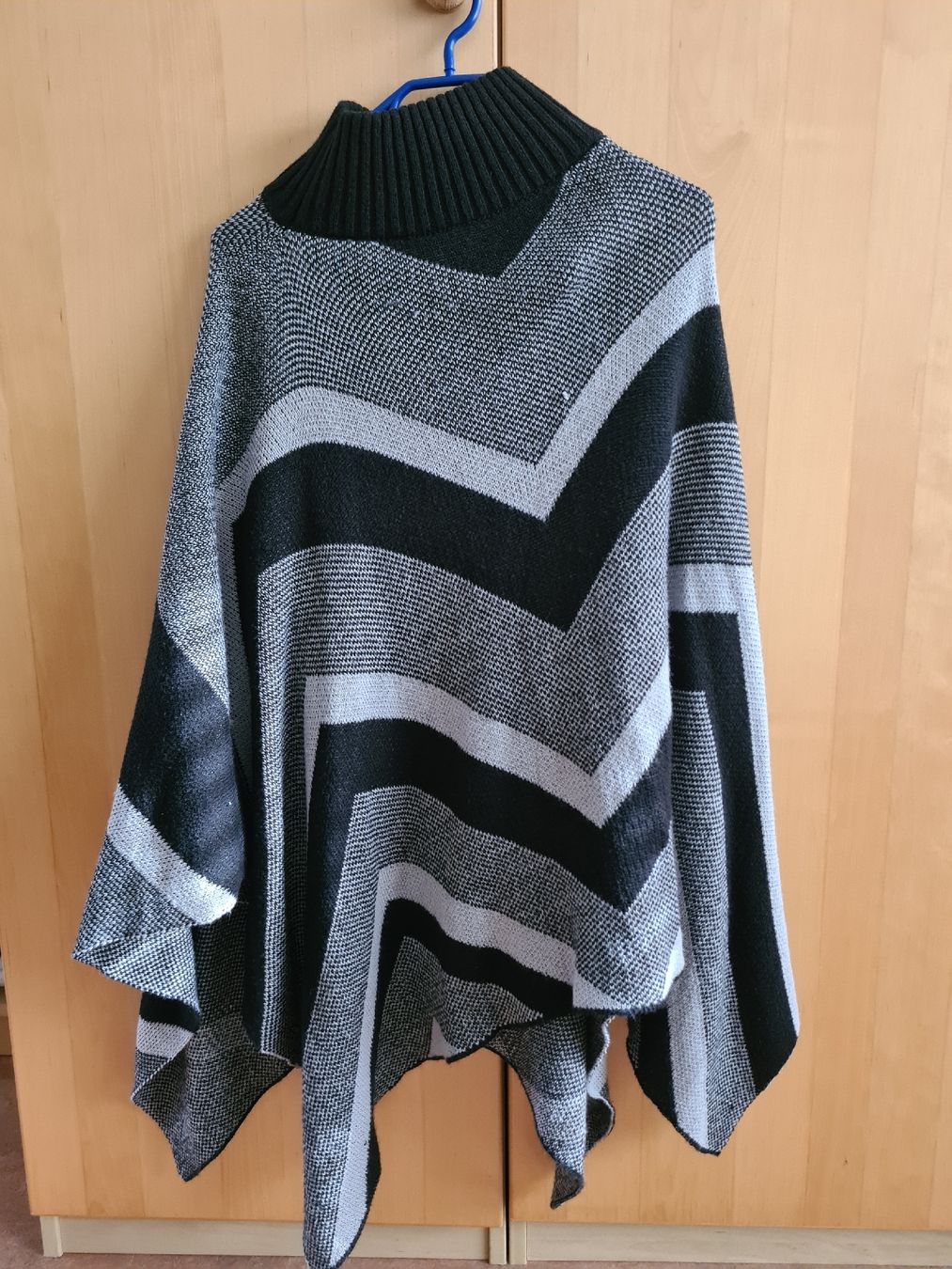 Altro in Moda donna: Warmer Poncho, Schwarz/Grau – Usato da Trimbach venduto da Meily2