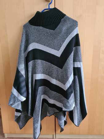 Warmer Poncho, Schwarz/Grau