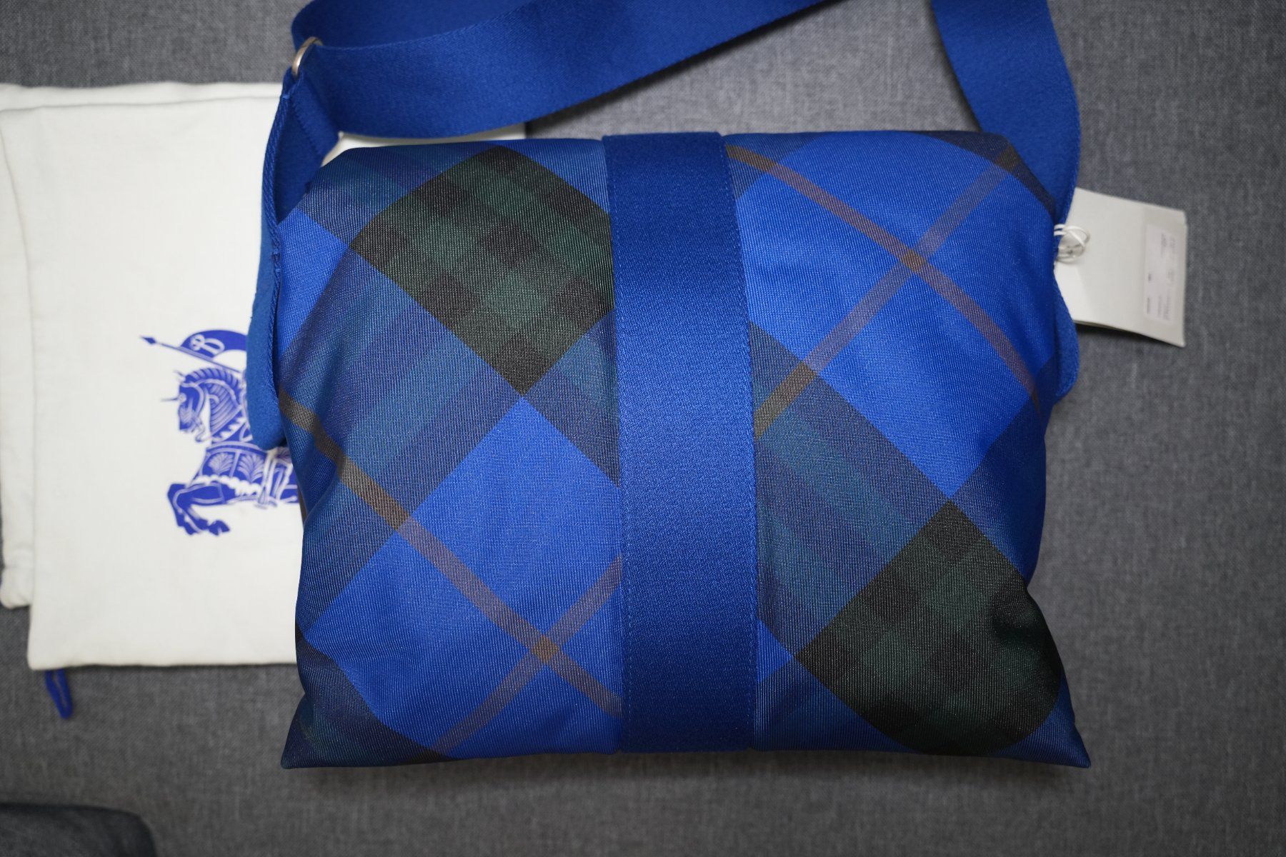 Burberry Borse: Burberry Pillow Bag – Nuovo (secondo la descrizione) da Neuchâtel venduto da yan_lq56 6