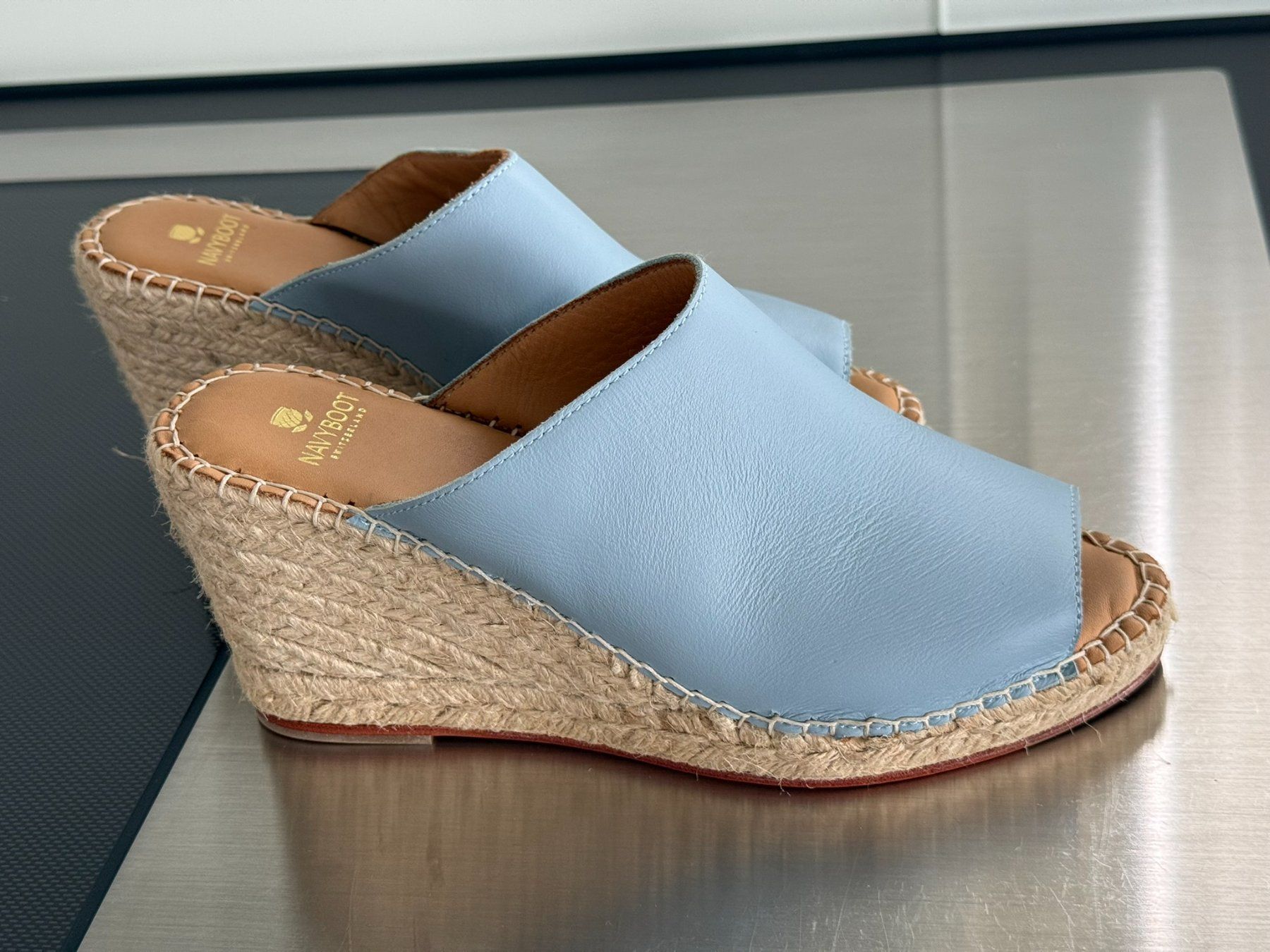 Navyboot Scarpe da donna: NAVYBOOT Wedge-Pantolette in hellblauem Leder, Gr. 39 – Nuovo (secondo la descrizione) da Muri b. Bern venduto da ris_m7jw 2