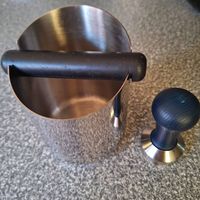 Kaffee Stampfer und Kaffeesatzbecher