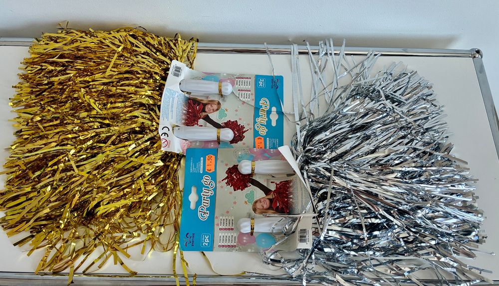 Toutes les décorations: Party Deko Set: Pompons Gold und Silber, Neu! 2 Stk. – Neuf avec emballage d'origine à Zürich par tersus1981