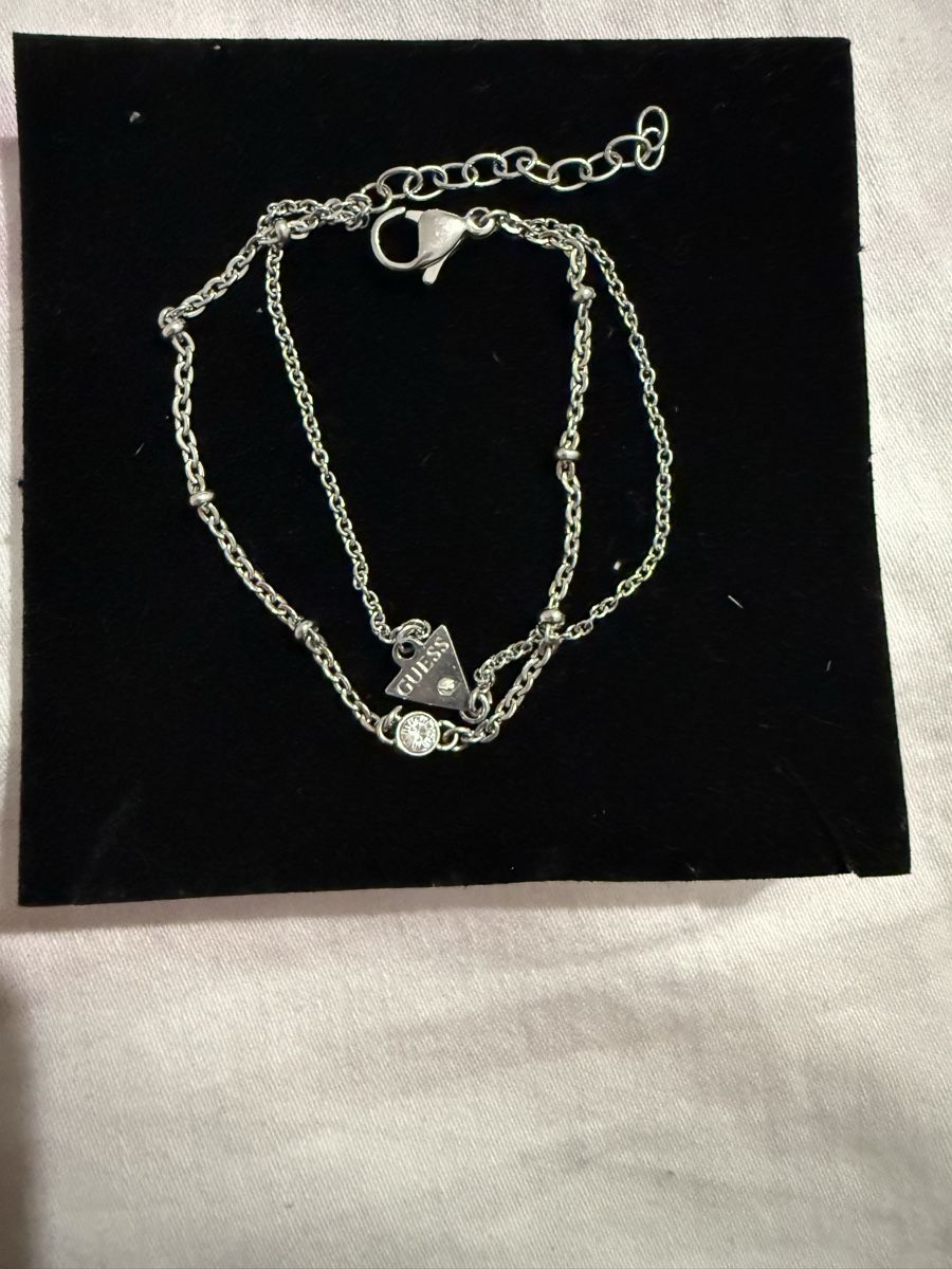 Guess Bracelets: Bracelet Guess argenté avec strass – D'occasion à Tolochenaz par izz_7vdk