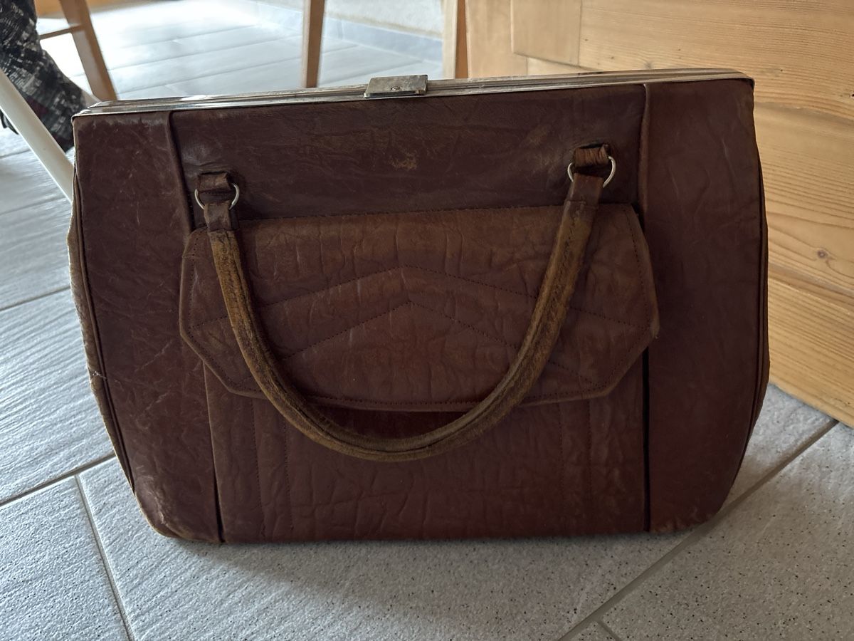 Taschen für Damen: Lederhandtasche – Gebraucht aus Bowil von Esbar