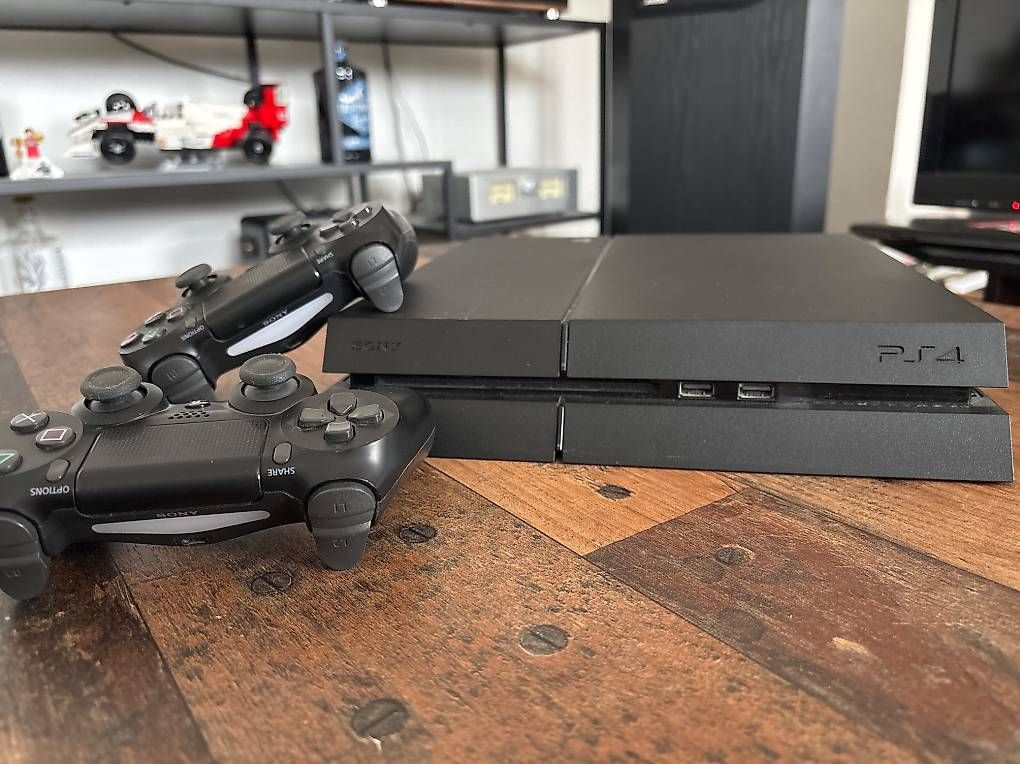 Console: PlayStation 4 inkl. 2 Controller und Zubehör  – Usato da Bellach venduto da pat_8tvj