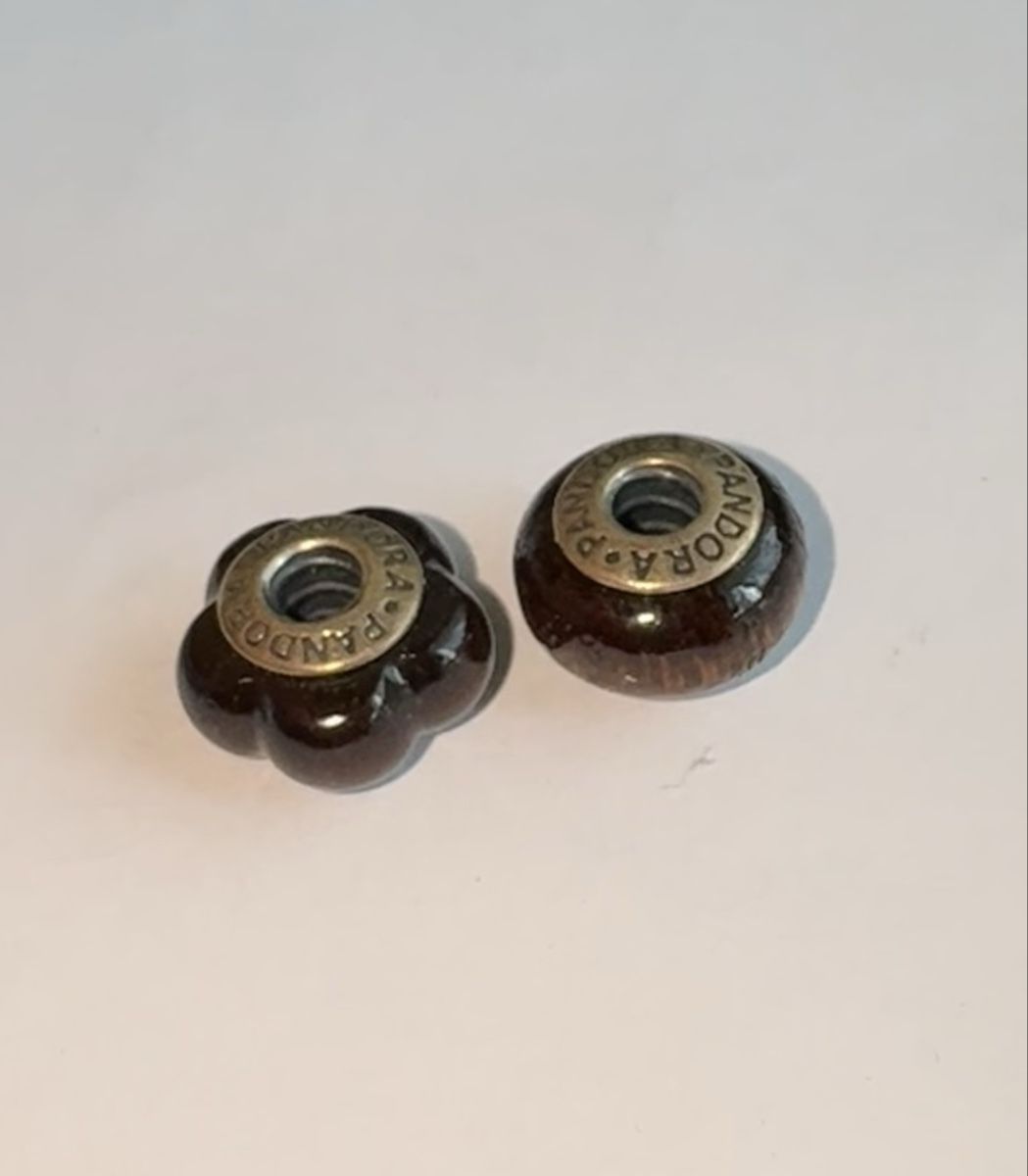 Pandora Ciondoli: Pandora Charms 2 Stk. Holz – Usato da Brienz BE venduto da jeyjeyyyyy 2