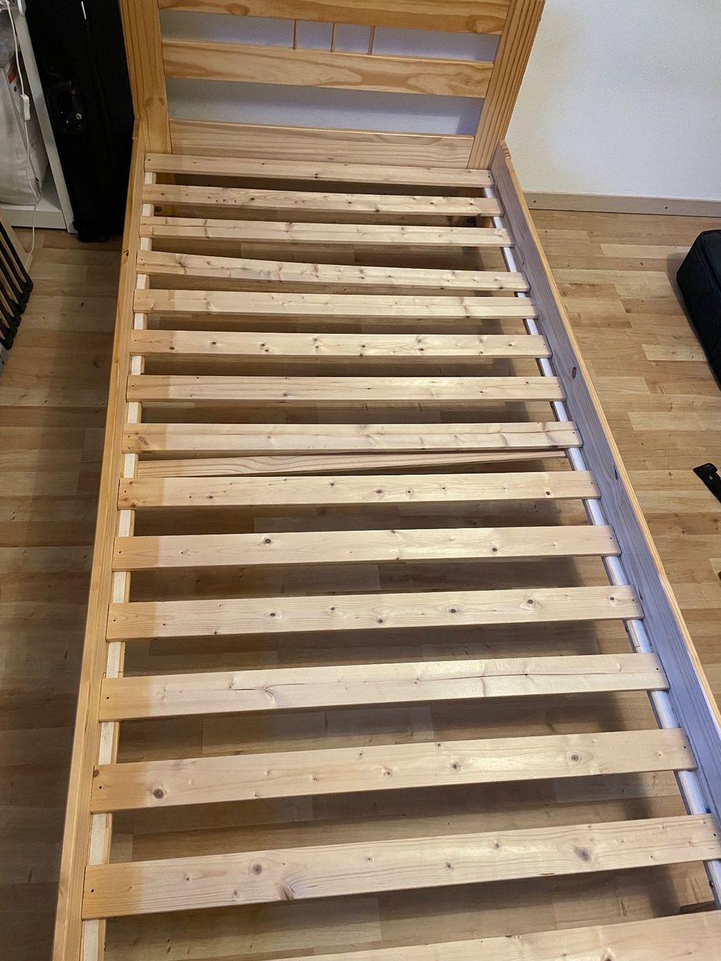 Letti: Bett 1 x 2 m, Nadelholz mit Rollattenrost – Usato da Zürich venduto da heu_hvj2