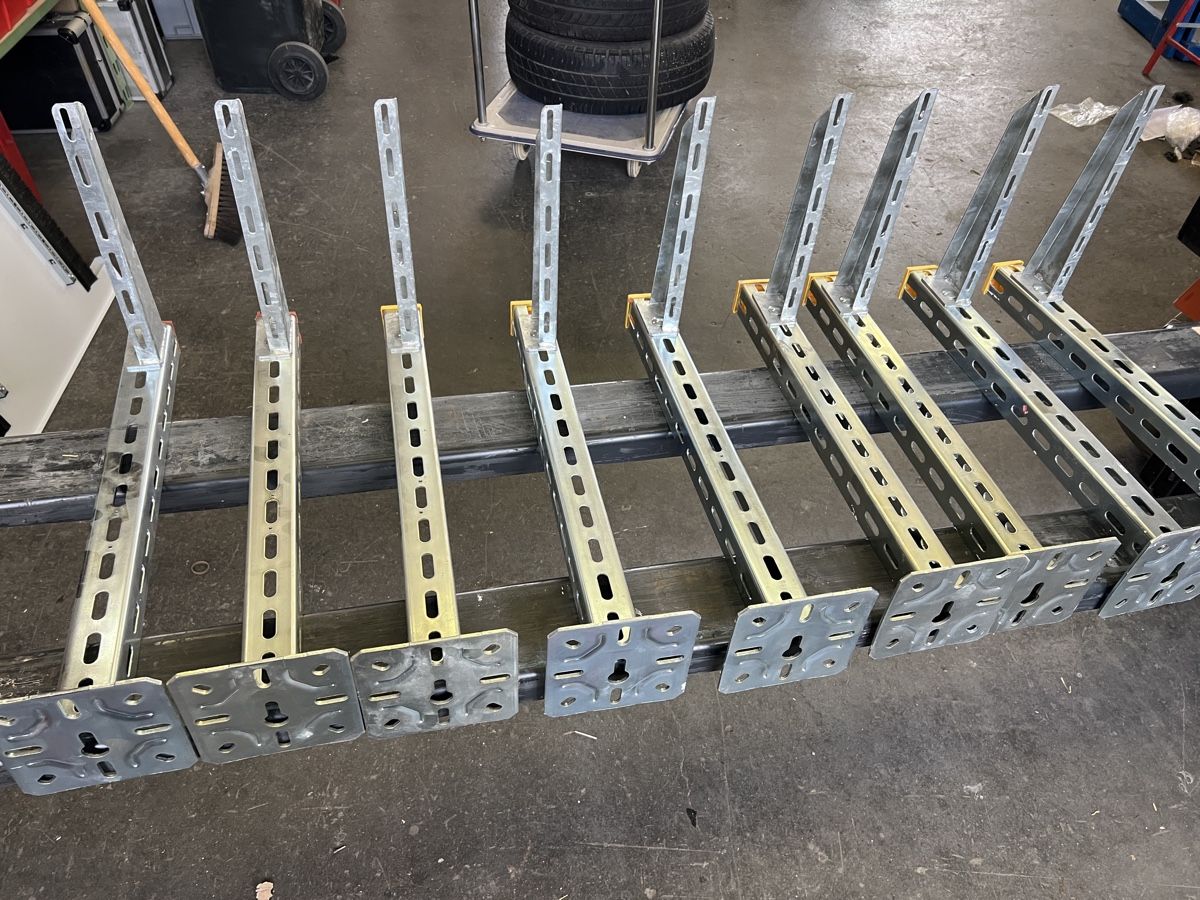 Tutti gli attrezzi: Verzinkte Konsohlen ,60cm, neuwertig,m – Usato da Mellingen venduto da Oelquelle 2