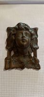 Antike Bronze Figur signiert Putto Engel mit floralem Dekor