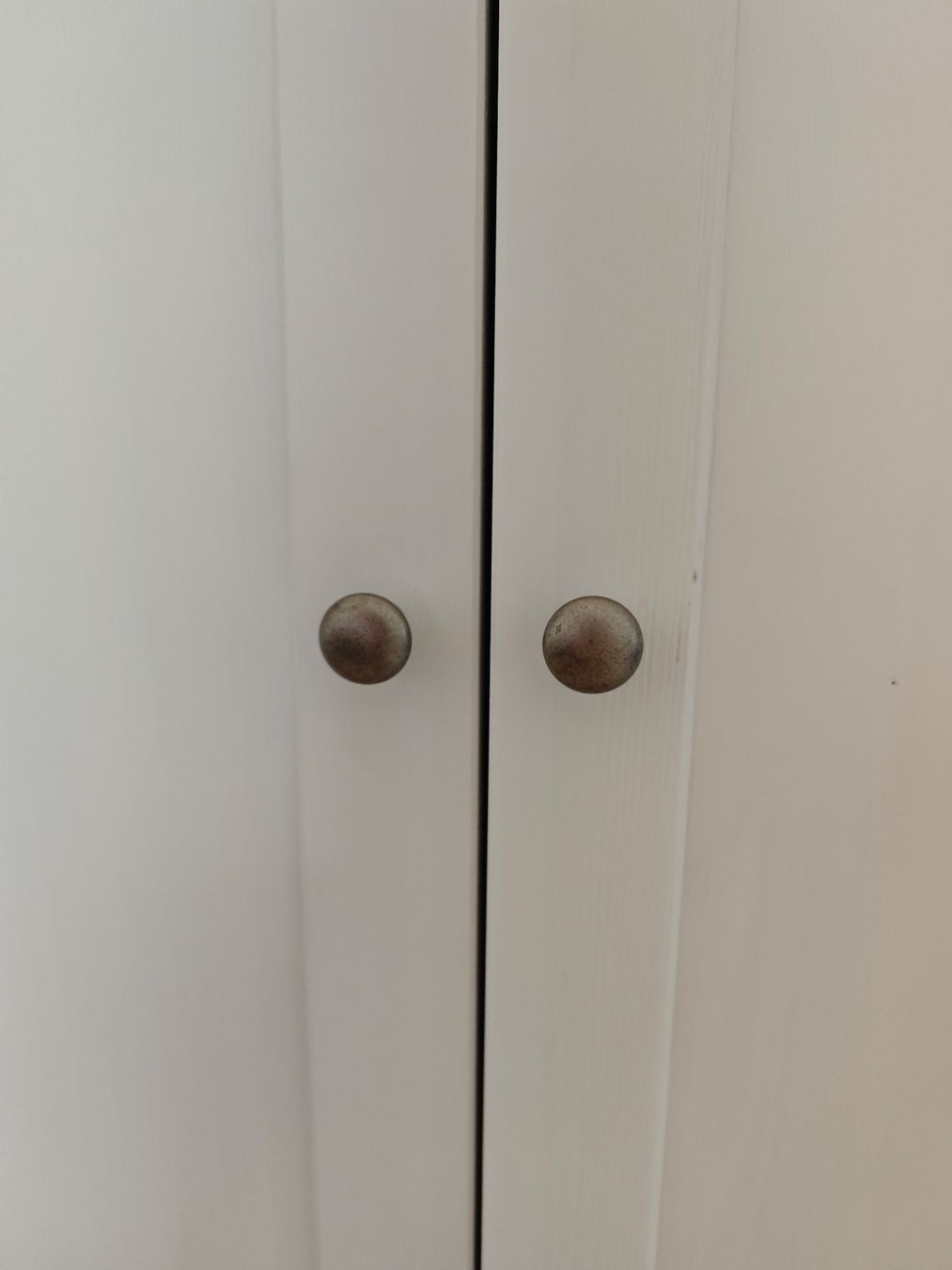 Armadi: White Wall Cabinet with Double Doors – Usato da Genève venduto da Noemie.wrmsi 2