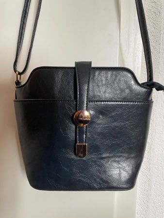 Sac bandoulière bleu marine largeur 21 cm hauteur 17 cm
