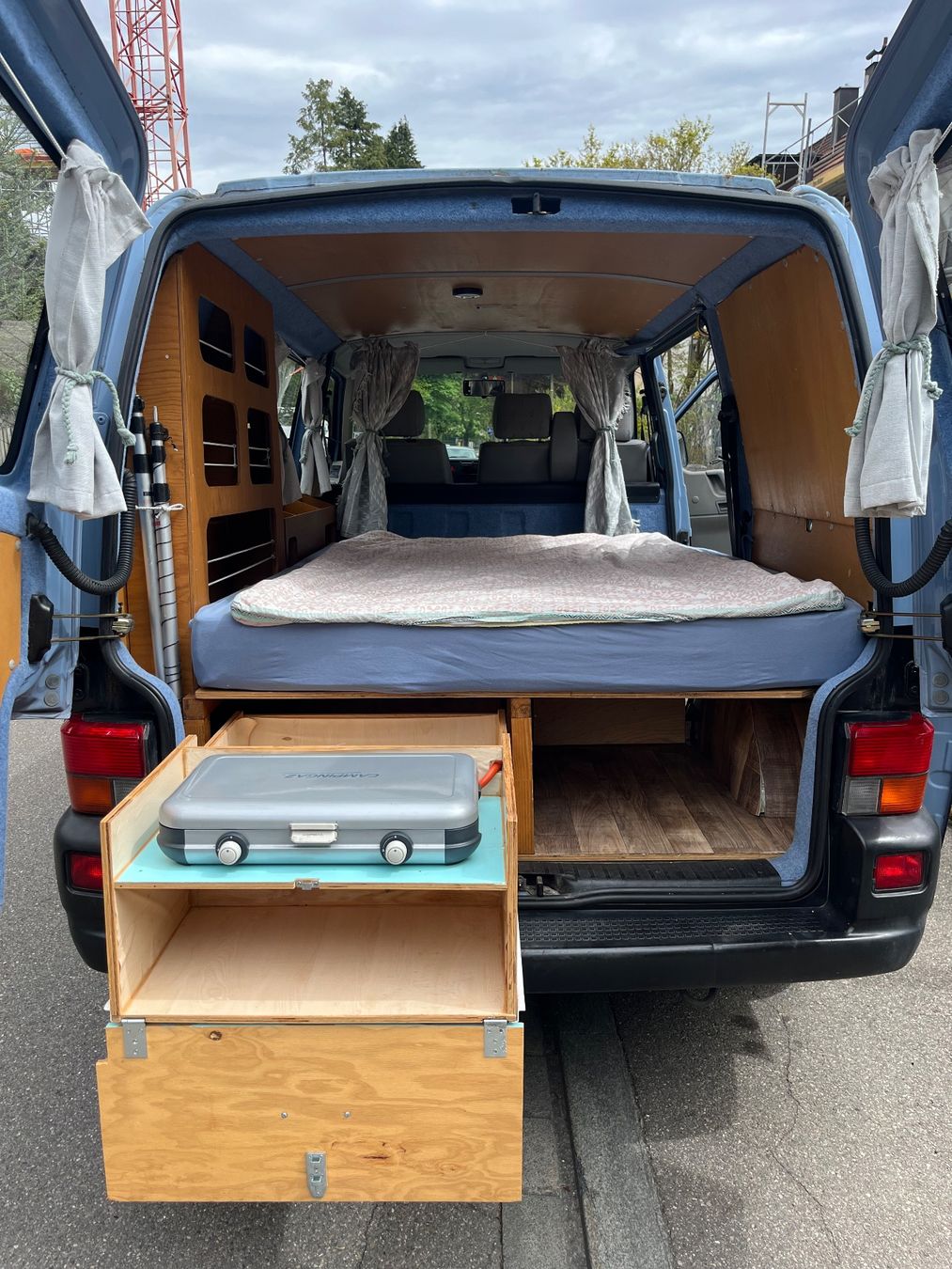 Camping Fahrzeuge: VWT4 zum Camper umgebaut – Gebraucht aus Winterthur von Miriri 2