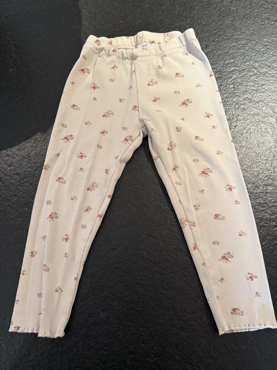 H&M Strümpfe & Strumpfhosen: H&M Leggins mit Blumenmuster, Grösse 98 – Gebraucht aus Strengelbach von schnaeusel