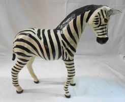 Dekorative Zebra Figur aus Pappmache, Grösse 28 cm.Tierfigur