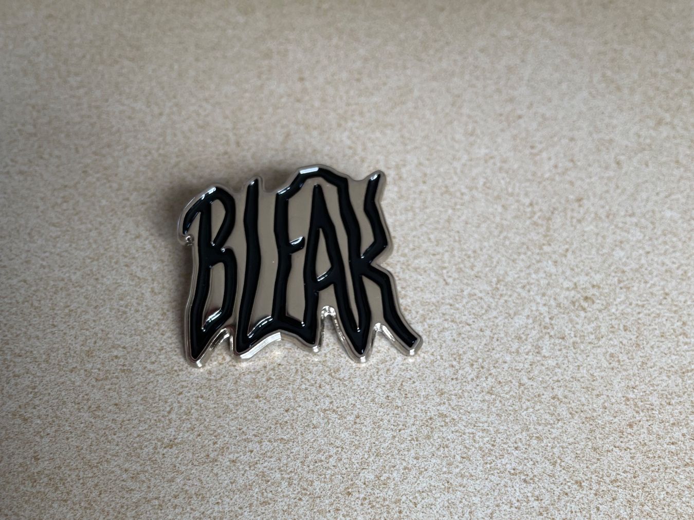 Placchette & Badge: Pin's "Bleak" (Squeezie) – Usato da Nyon venduto da Alex017