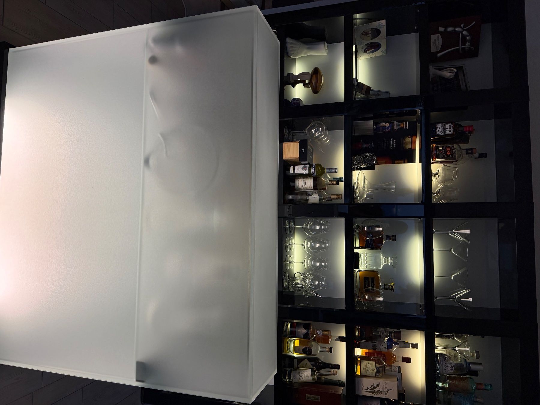 Étagères: Elégant bar contemporain LED intégrées – D'occasion à Yens par gra_szf9 2