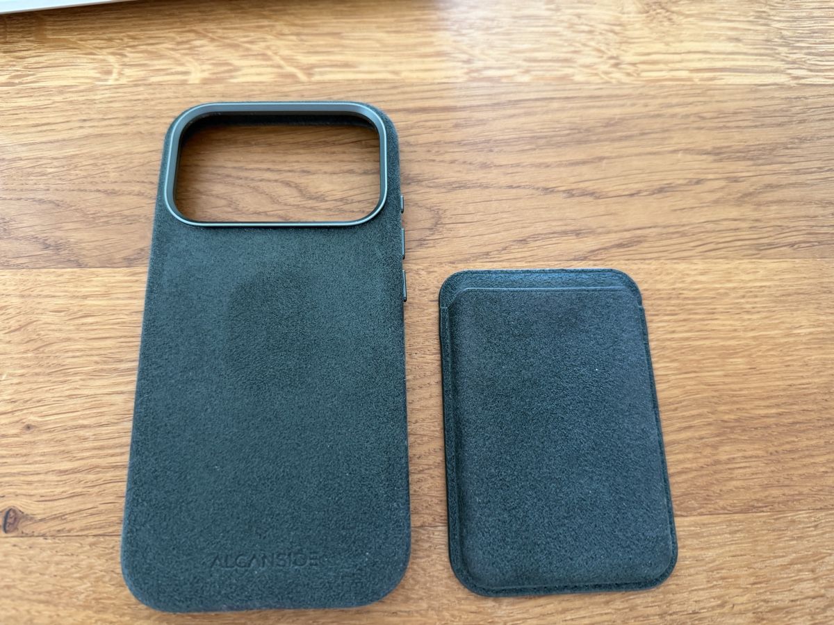 Apple Cover & Protezioni schermo: ALCANSIDE Velour - Iphone 17 Pro Hülle – Nuovo (secondo la descrizione) da Recherswil venduto da Noname1 1