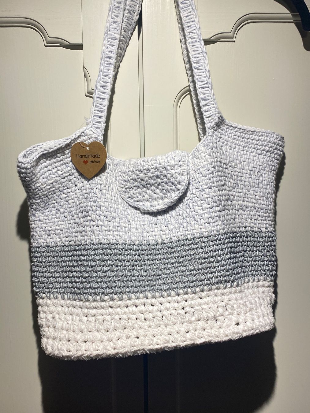 Borse da donna: HANDGESTRICKTE TASCHE WEISS-HELLGRAU UNIKAT-SHOPPER – Nuovo e nell'imballaggio originale da Meienried venduto da ManuelaBoutique 1