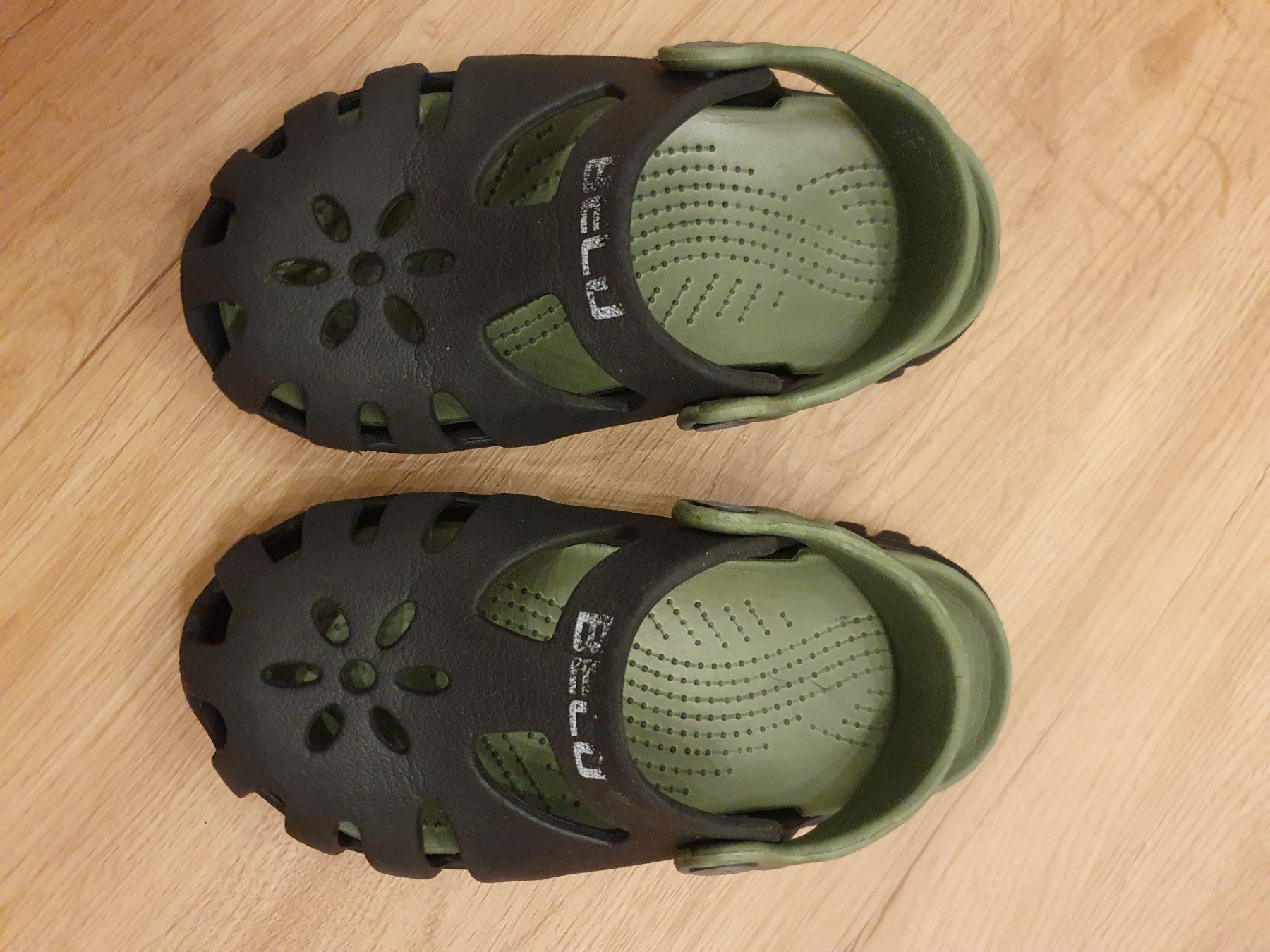 Scarpe per ragazzi: Gummi Clogs, Badeschuhe, Gr. 27 – Usato da Heinrichswil venduto da frankie19860 2