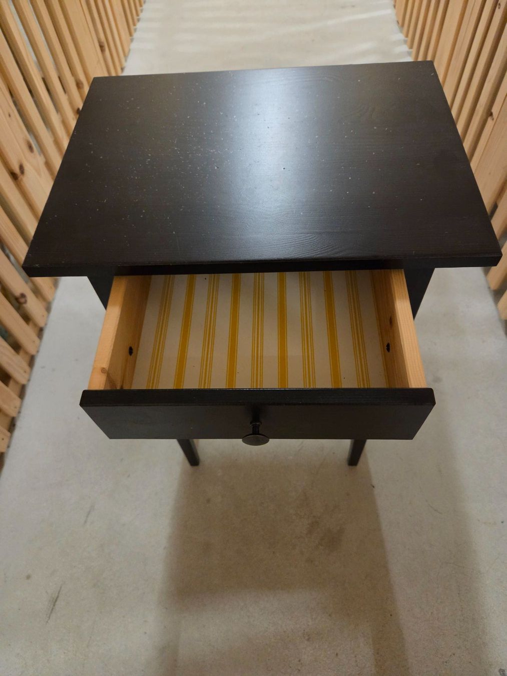 Ikea Nachttische: IKEA Hemnes Schwarzer Nachttisch mit Schublade – Gebraucht aus Zürich von vko_9qlq 1