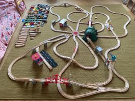 Grand circuit de train en bois