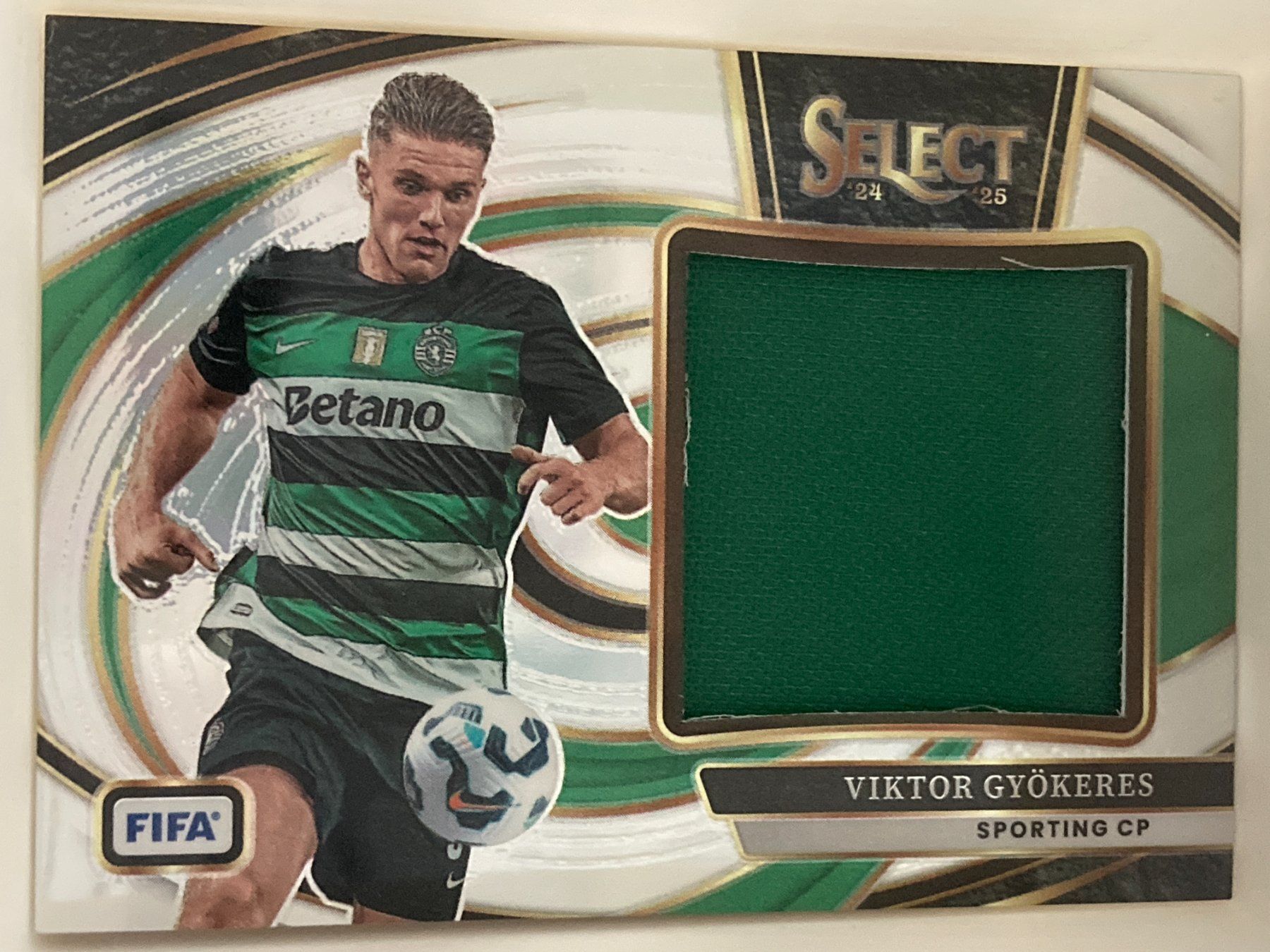 Panini Carte collezionabili: Panini Select FIFA 2024-25 - Viktor Gyokeres Patch – Usato da La Tour-de-Peilz venduto da Tyalos_Cards