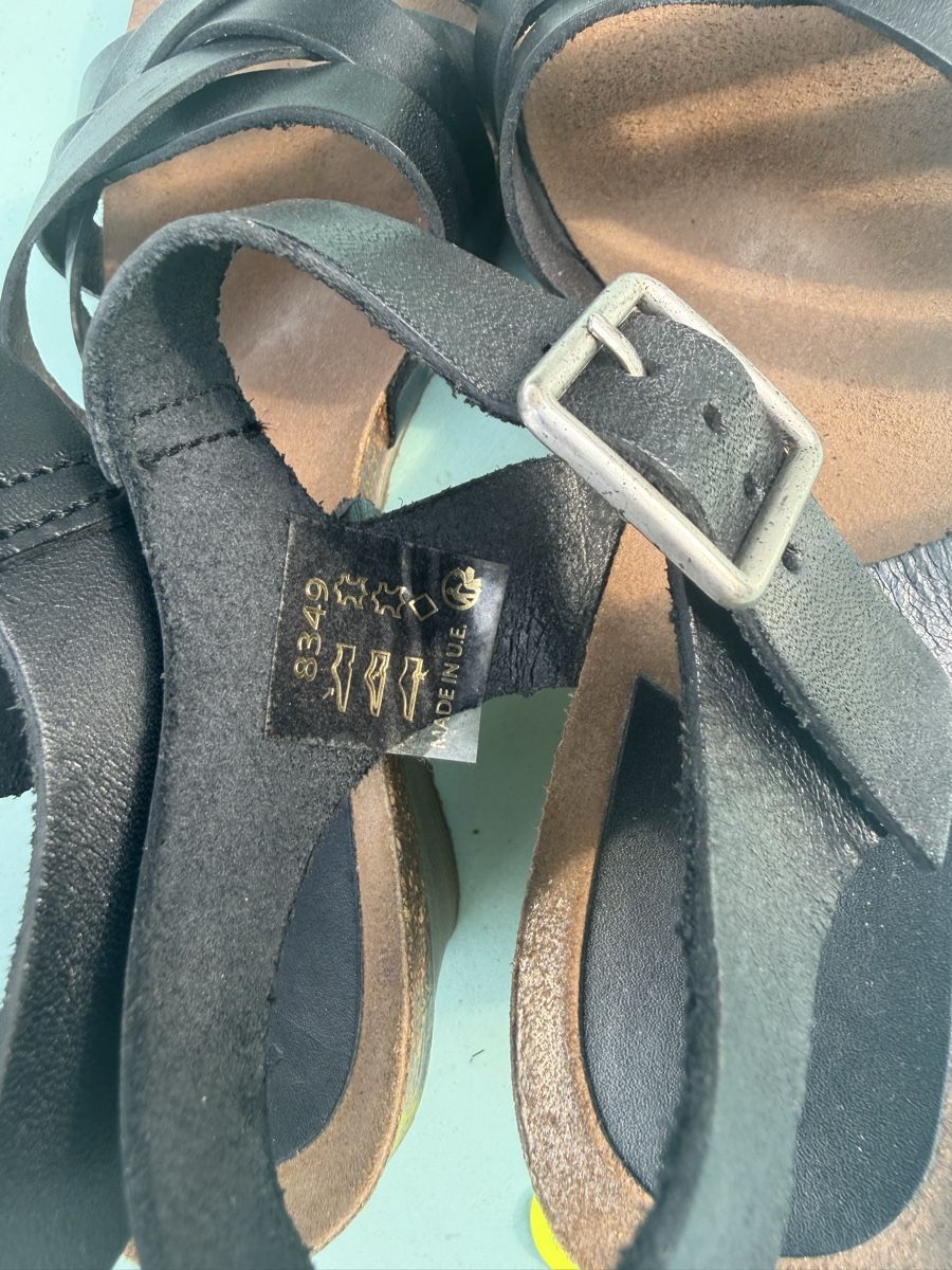 Kickers Scarpe da donna: Kickers Sandalen schwarz Grösse 39 Keilabsatz Leder – Usato da Maur venduto da Marie.5 5