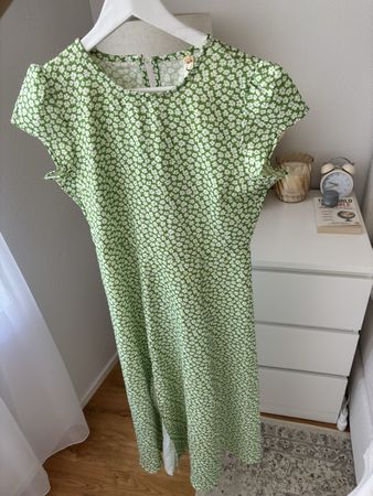 Midi Dress in Green and White Flowers