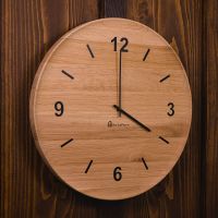 Wanduhr aus Eichenholz, Ziffern &Schalenform – Rohholzeffekt