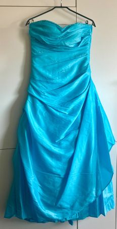 Brautkleid in Türkis mit kleinen Strasssteinen
