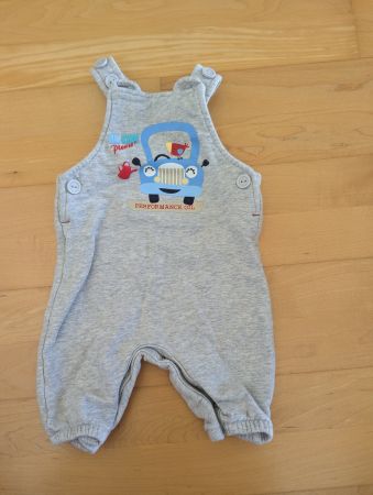 Baby Latzhose Grösse 62ellgrau mit Autoapplikation