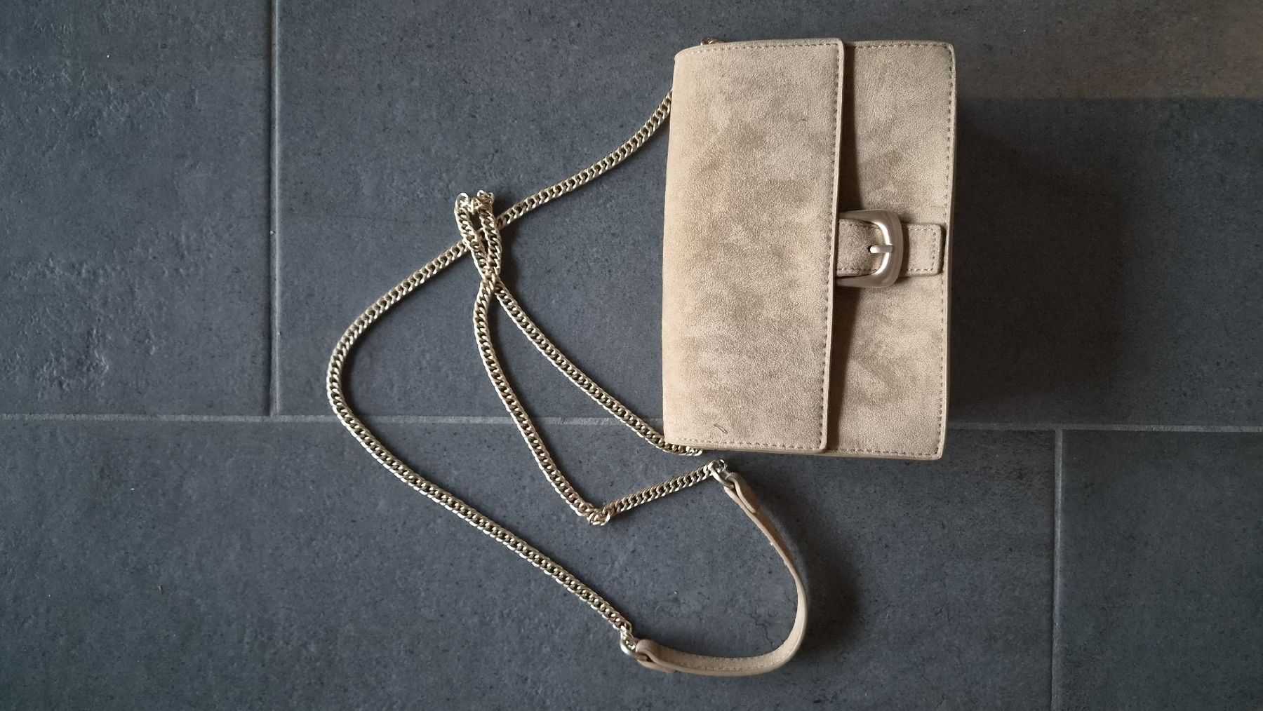 Borse: Umhängetasche beige Wildlederoptik mit Kette – Nuovo (secondo la descrizione) da Fontnas venduto da alastri.na