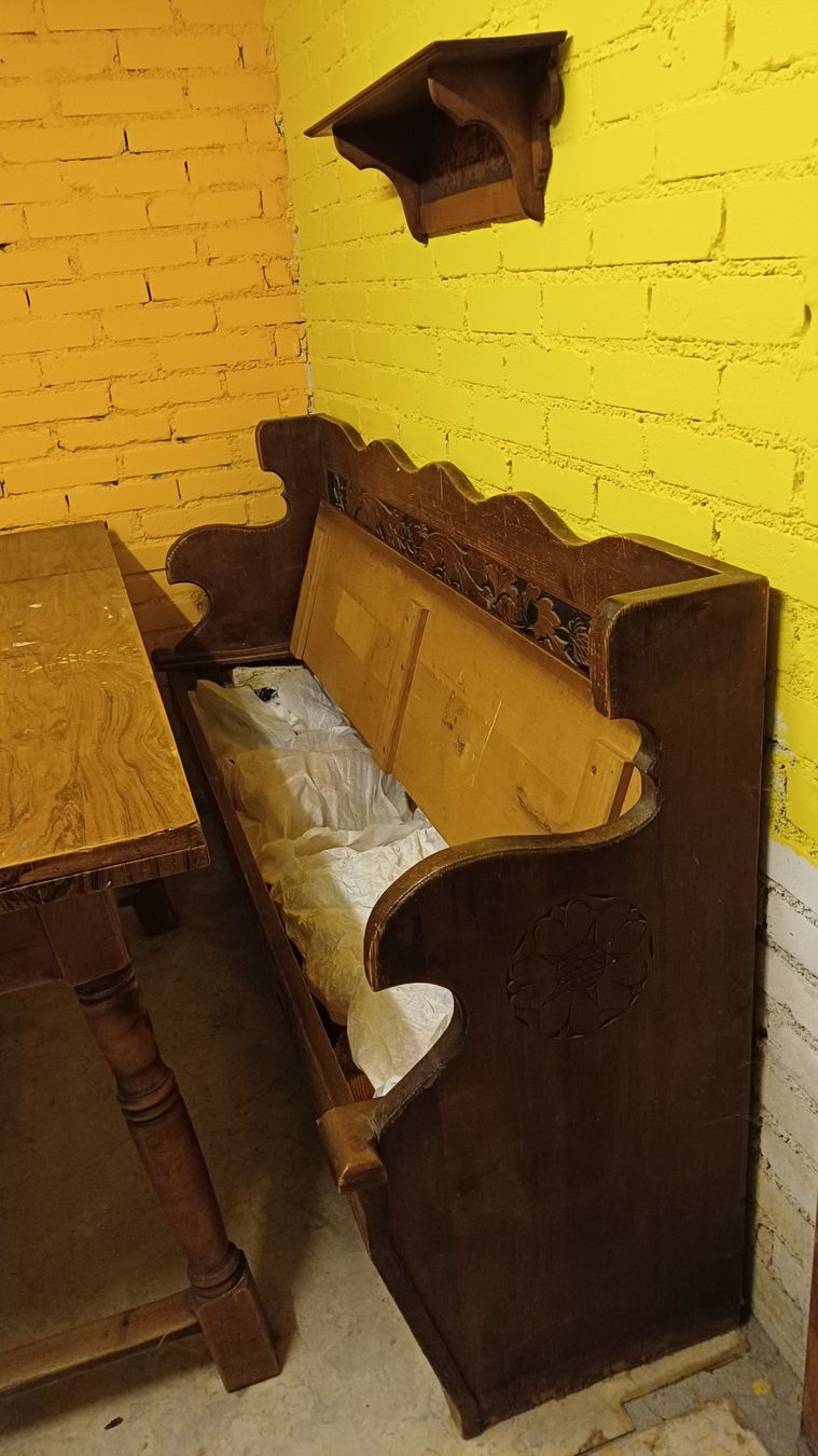Credenze: Nussbaum Buffet, Tisch, Bank, 2 Stabellen – Usato da Rafz venduto da hofgut 8