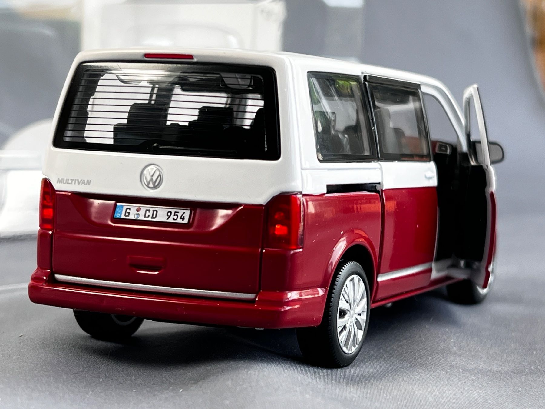 Kit di modellismo & Modellini statici: VW T6 Multivan officially authorized 1:32 model – Nuovo e nell'imballaggio originale da Thônex venduto da lufoto 1