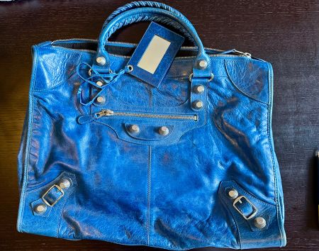 Grand sac à main cuir bleu.