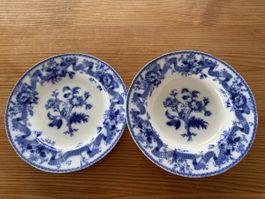 2 antike Teller, Bougalt Wedgwood England, blau/weiss