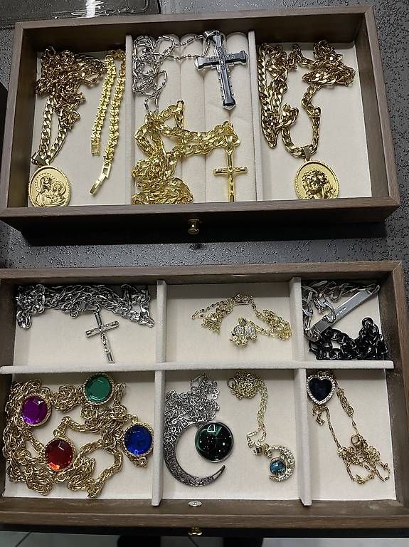 Autres bijoux: Schmuckkästchen inklusive Schmuck  – D'occasion à ossingen par franco057 4