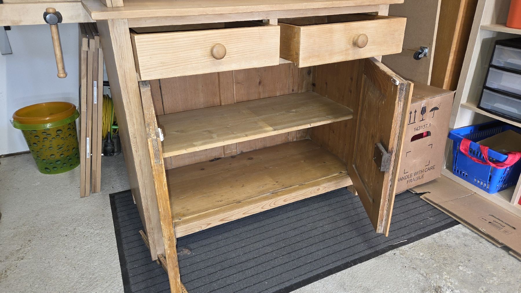 Credenze: Antikes Holz-Buffet mit Glastüren und Schubladen – Usato da Unterstammheim venduto da maxe2008 2