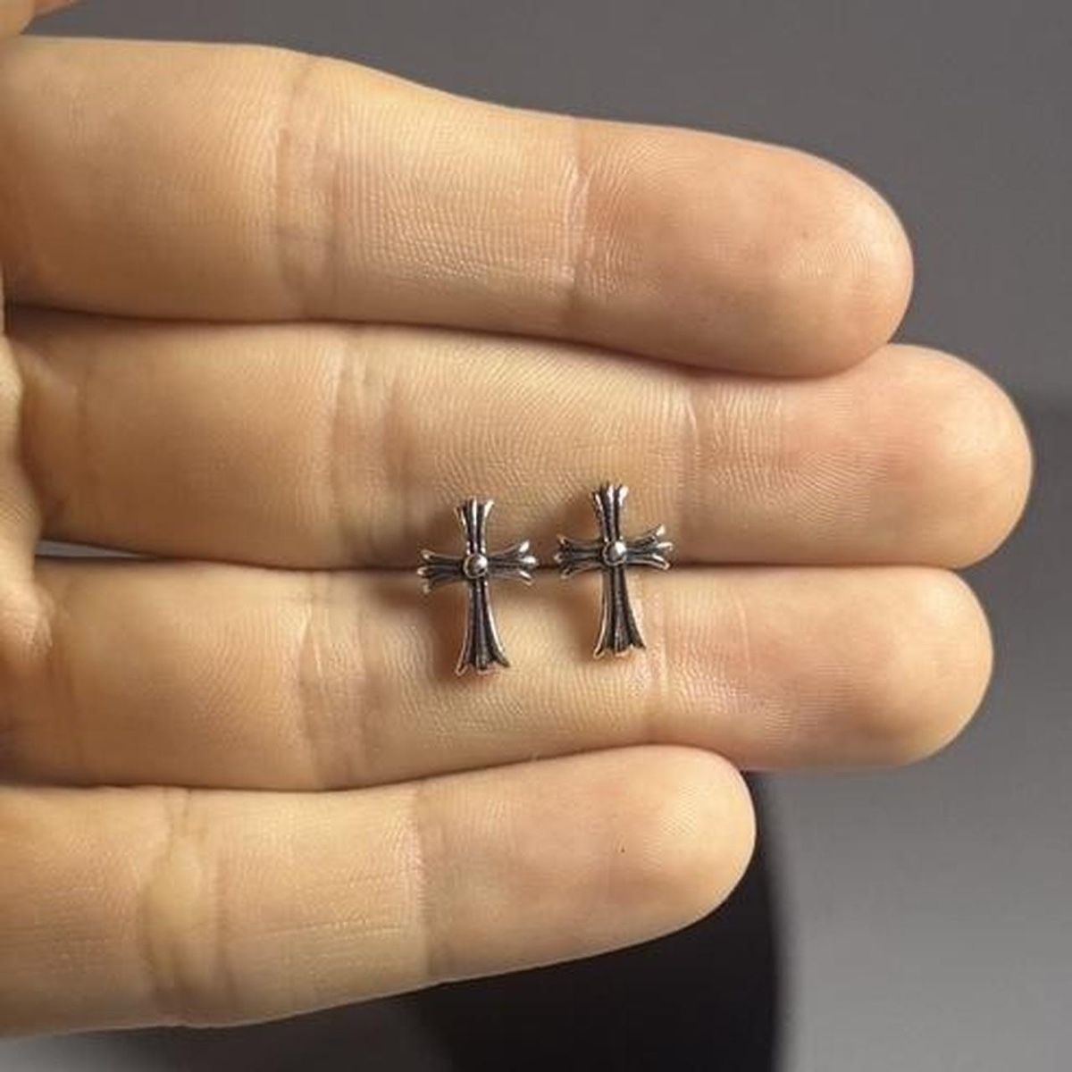 Chrome Hearts Orecchini pendenti & Orecchini a lobo: Chrome Hearts Cross Stud Earrings - 925 Sterling Silver – Nuovo e nell'imballaggio originale da Caviano venduto da reselleo21