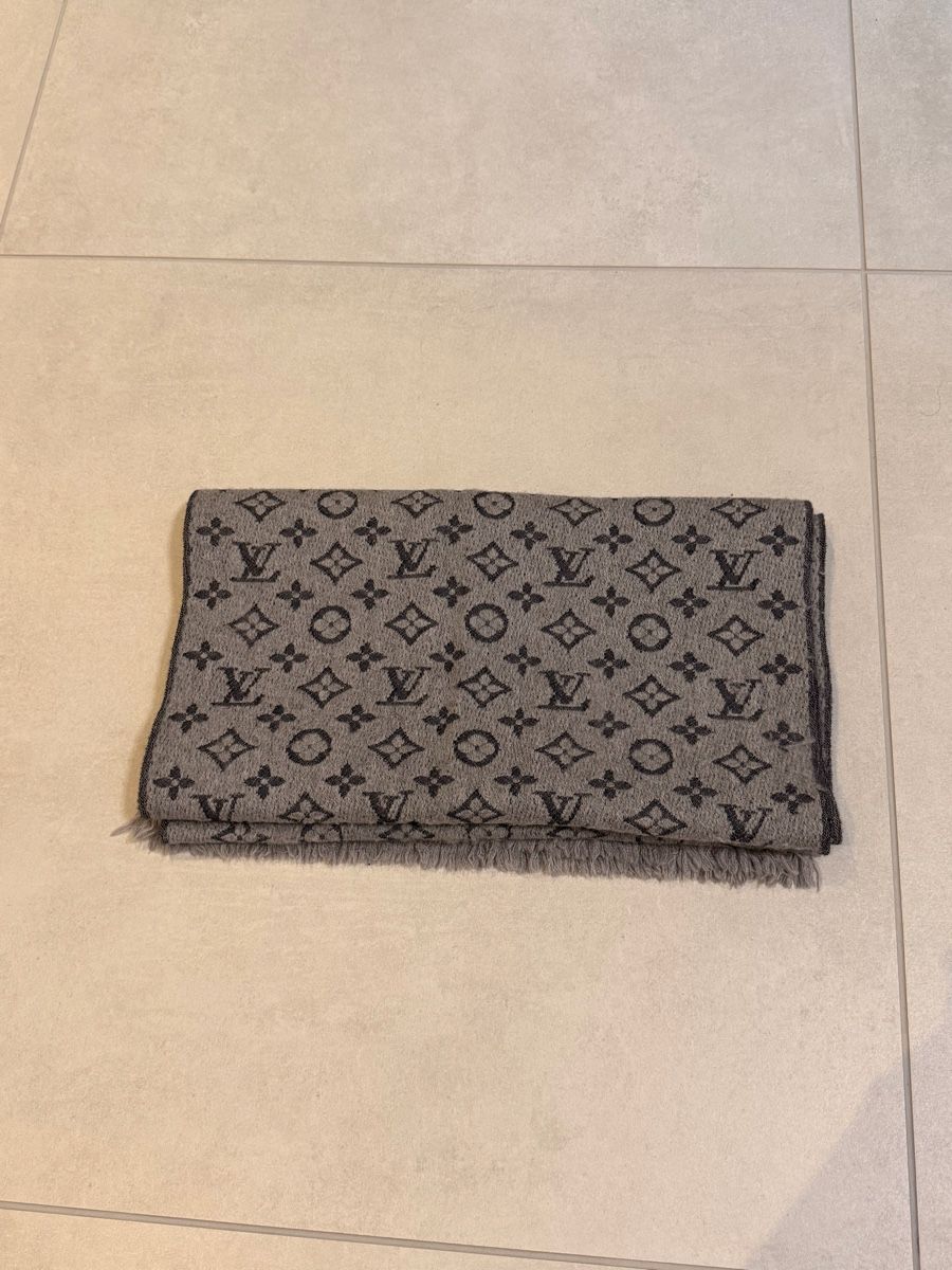 Louis Vuitton Foulards & écharpes: Louis Vuitton Monogram Schal / Sciarpa - 100% Wool – D'occasion à Lugano par antoniobonyy 2