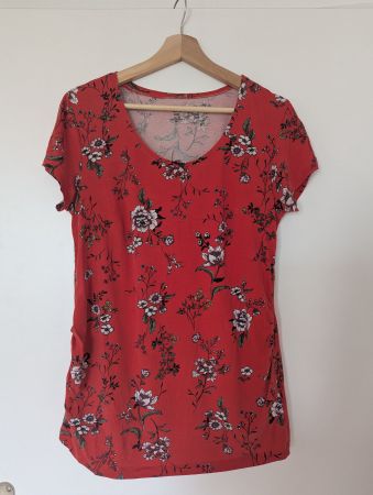 Umstands-T-Shirt in Rot mit Blumenmuster, Größe L