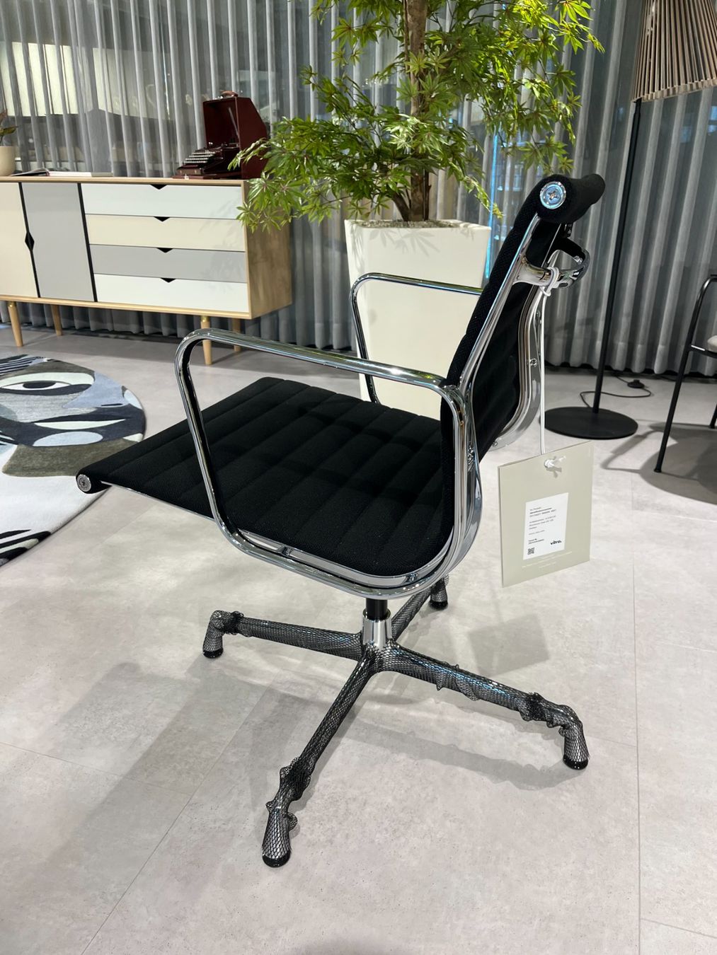 Vitra Stühle: NEU - Vitra Aluminium Chair EA 108 – Neu (gemäss Beschreibung) aus Gossau SG von PSAG9200 1