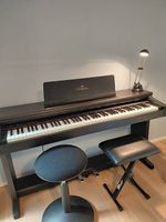 YAMAHA Clavino mit zwei Stühlen