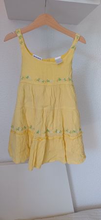 Süsses Sommerkleid Grösse 104 gelb mit Blumenstickereien